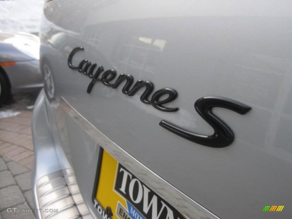 2005 Porsche Cayenne S Marks and Logos Photos