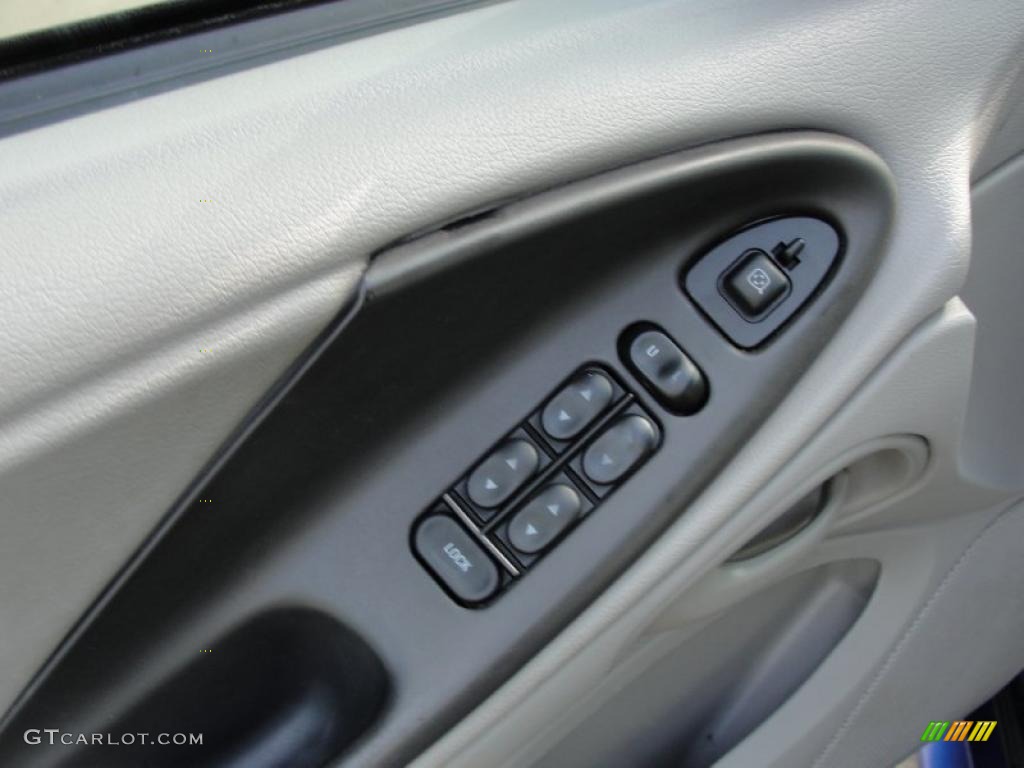 2002 Ford Mustang V6 Convertible Controls Photo #44568297