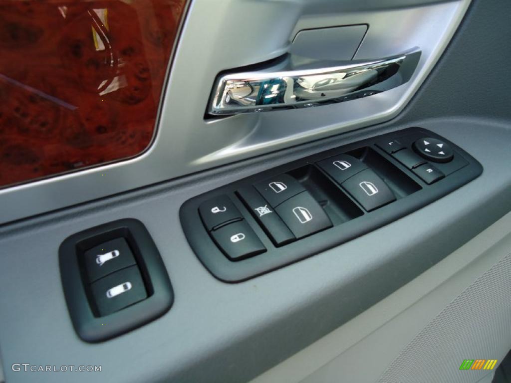 2009 Chrysler Town & Country Touring Controls Photo #44584769