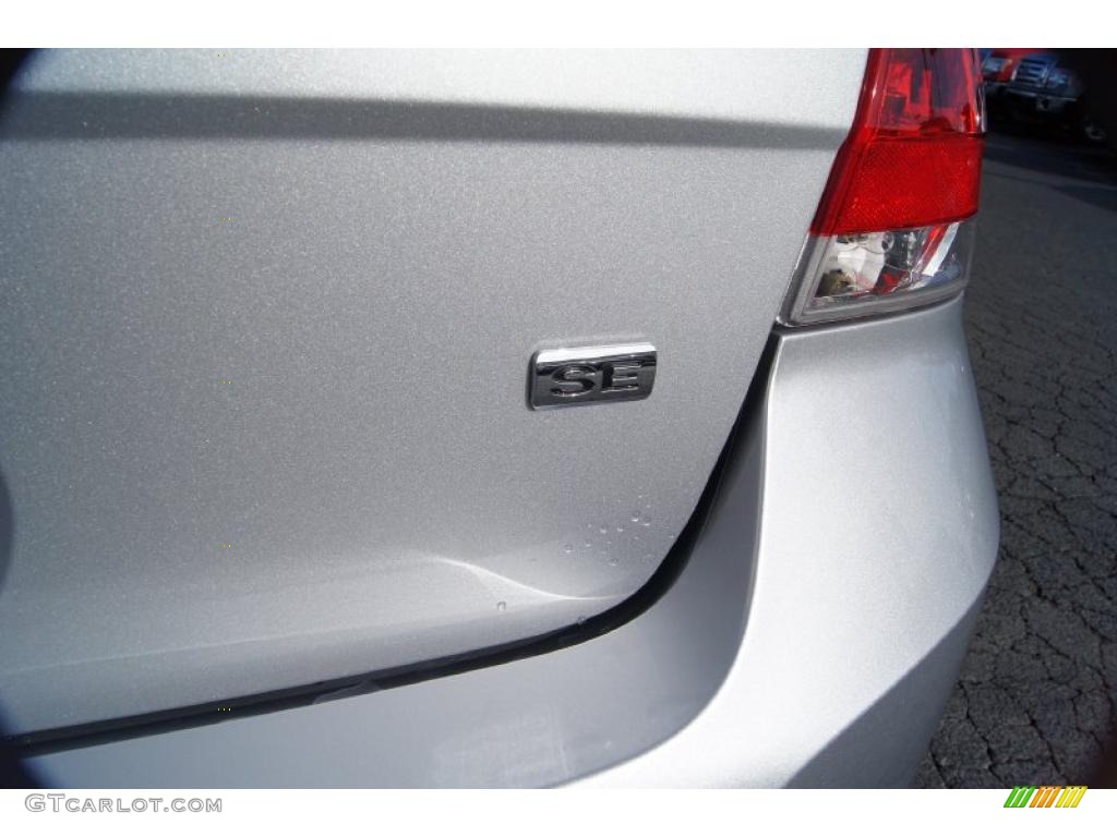2011 Focus SE Sedan - Ingot Silver Metallic / Charcoal Black photo #17