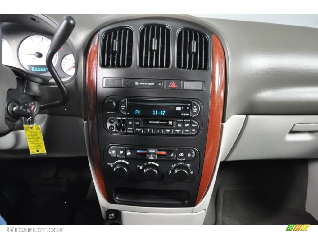 2005 Chrysler Town & Country LX Controls Photo #44618303