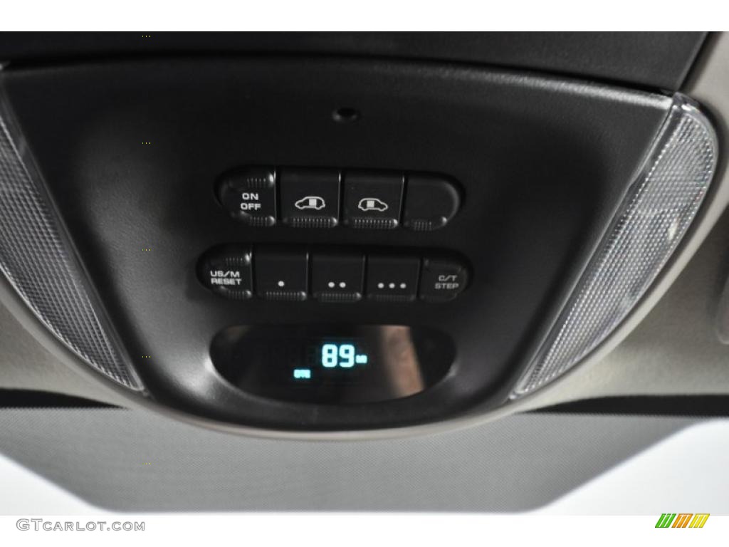 2005 Chrysler Town & Country LX Controls Photo #44618366