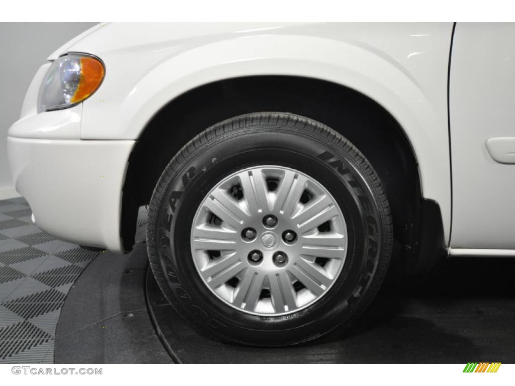 2005 Chrysler Town & Country LX Wheel Photo #44618419