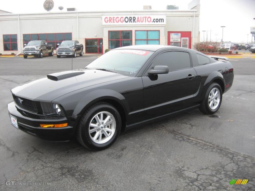 2006 Mustang V6 Deluxe Coupe - Black / Dark Charcoal photo #1