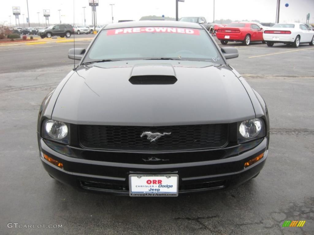 2006 Mustang V6 Deluxe Coupe - Black / Dark Charcoal photo #2