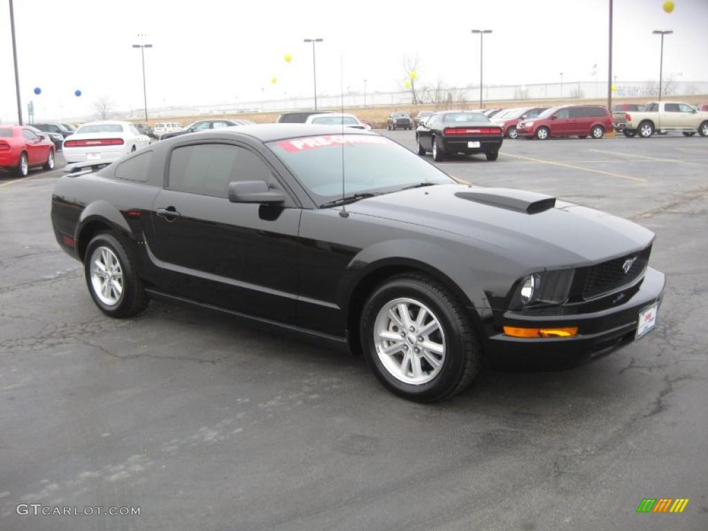 2006 Mustang V6 Deluxe Coupe - Black / Dark Charcoal photo #3