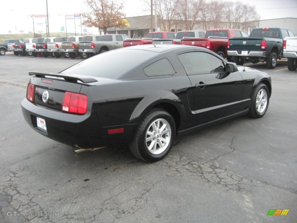 2006 Mustang V6 Deluxe Coupe - Black / Dark Charcoal photo #5