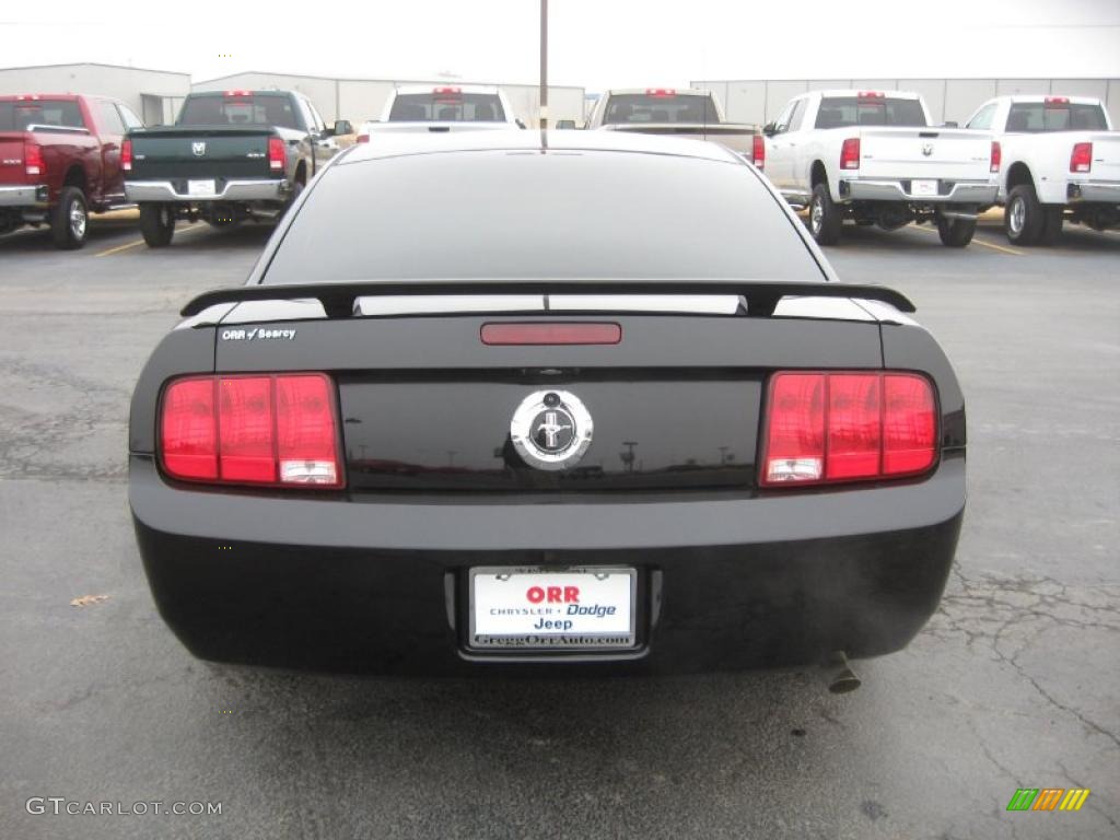 2006 Mustang V6 Deluxe Coupe - Black / Dark Charcoal photo #6