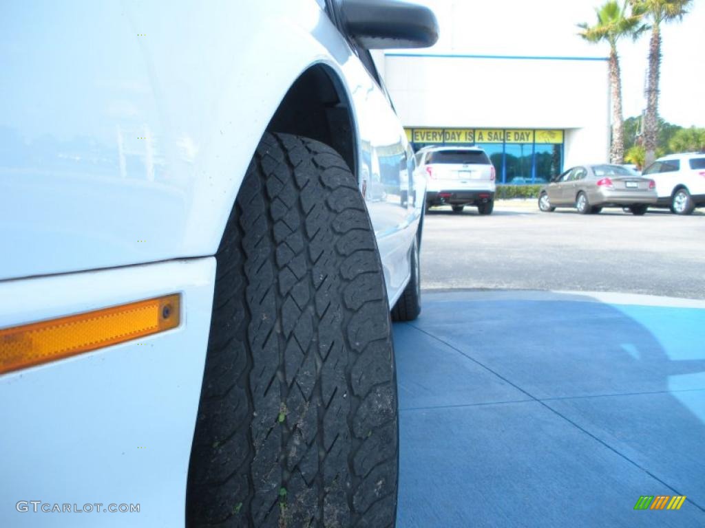 1995 S Series SL2 Sedan - White / Gray photo #10