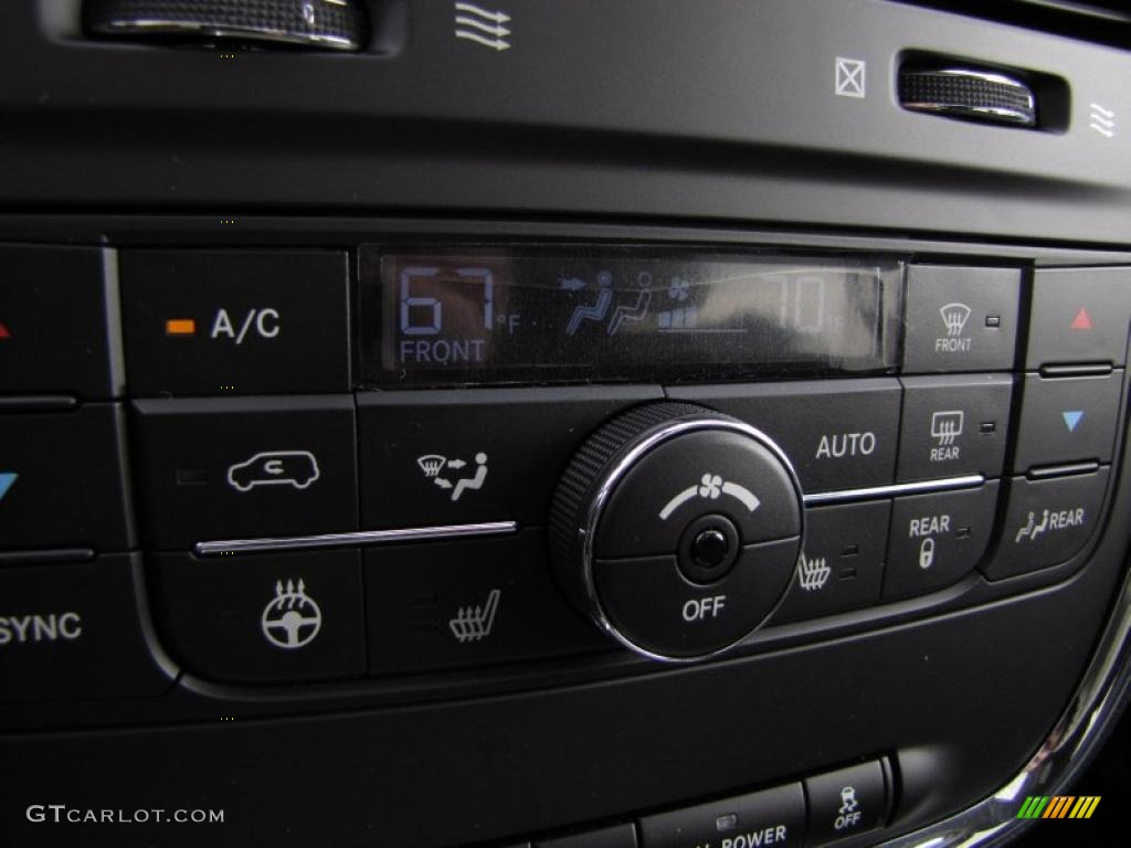 2011 Chrysler Town & Country Limited Controls Photo #44663567