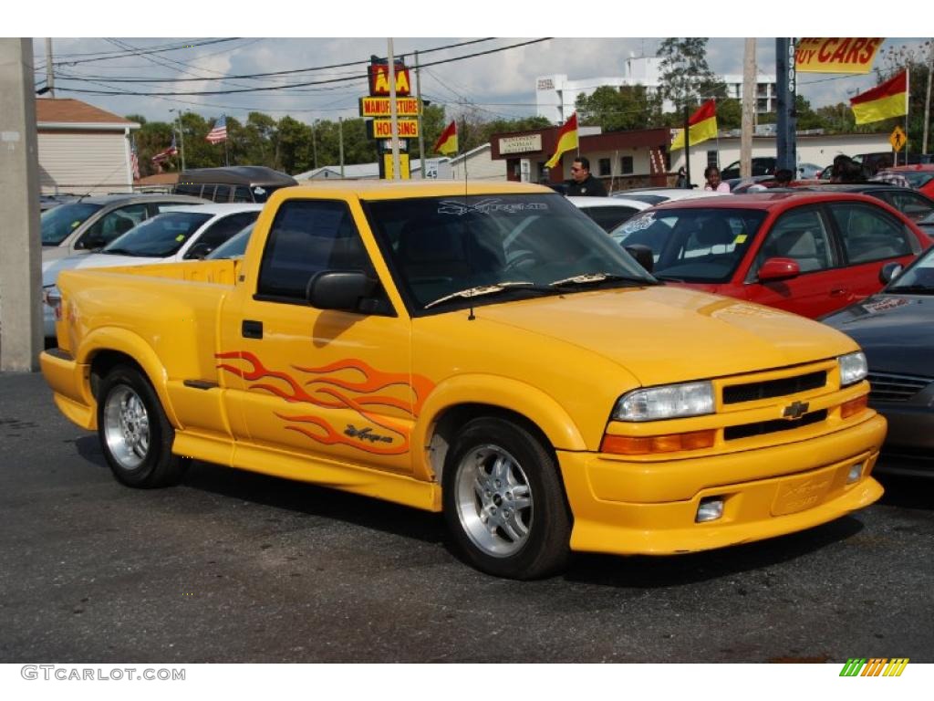 2003 S10 LS Regular Cab - Yellow / Graphite photo #1