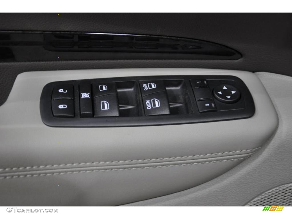 2011 Dodge Durango Crew Controls Photo #44672463