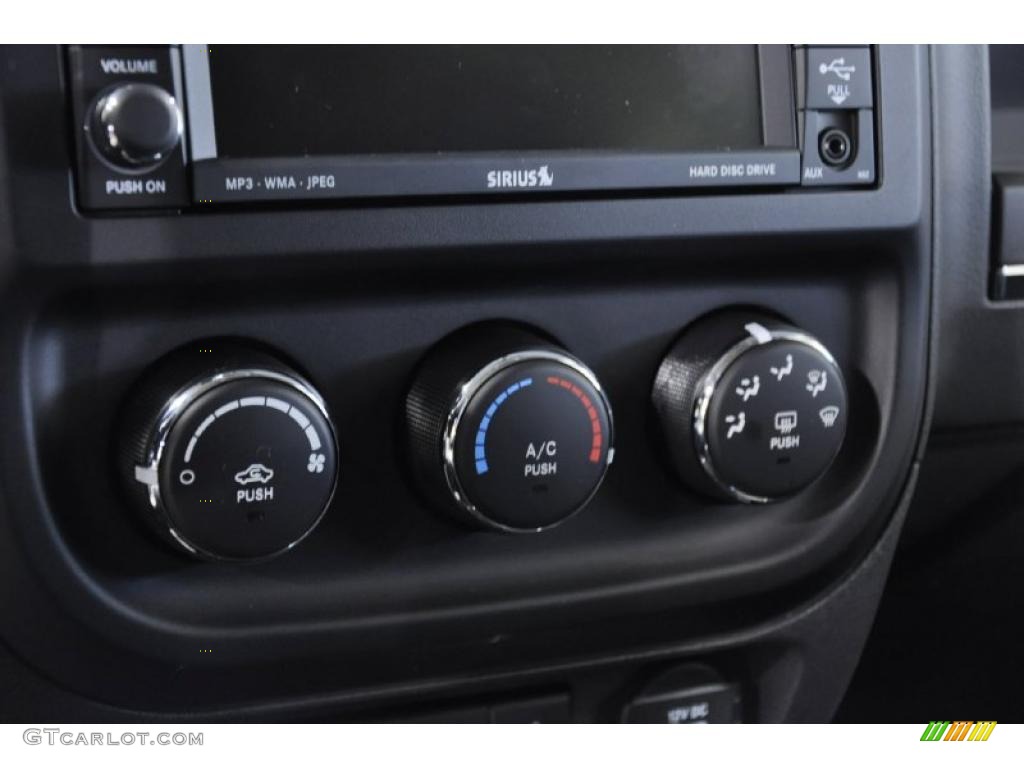 2011 Jeep Compass 2.4 Latitude 4x4 Controls Photo #44673251