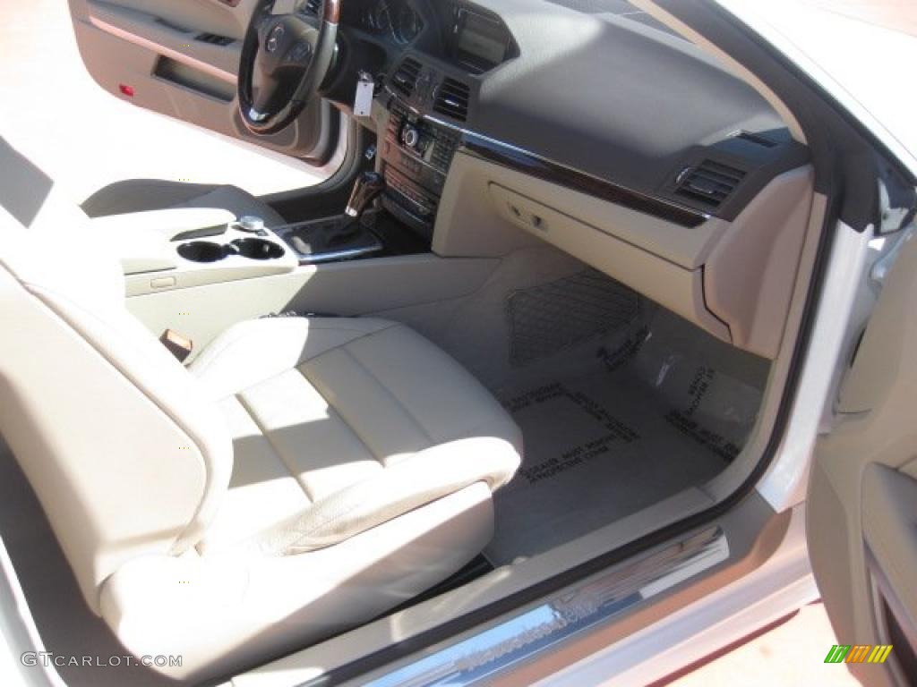 Almond Beige Interior 2010 Mercedes-Benz E 550 Coupe Photo #44676797