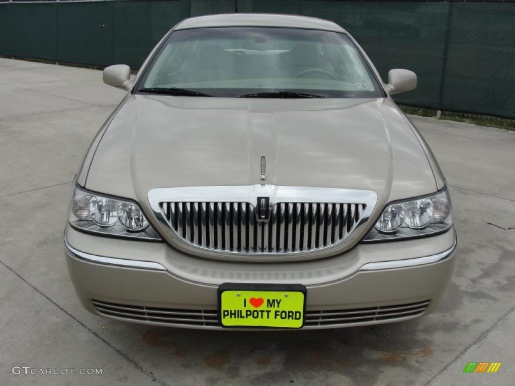 2006 Town Car Signature - Light French Silk Metallic / Light Camel photo #8