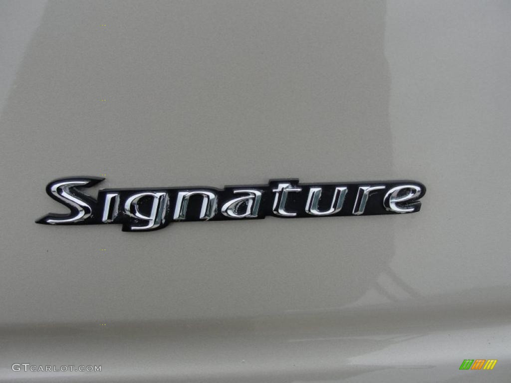 2006 Lincoln Town Car Signature Marks and Logos Photo #44678271