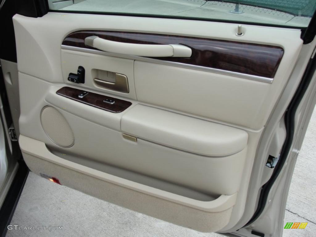 2006 Lincoln Town Car Signature Light Camel Door Panel Photo #44678351