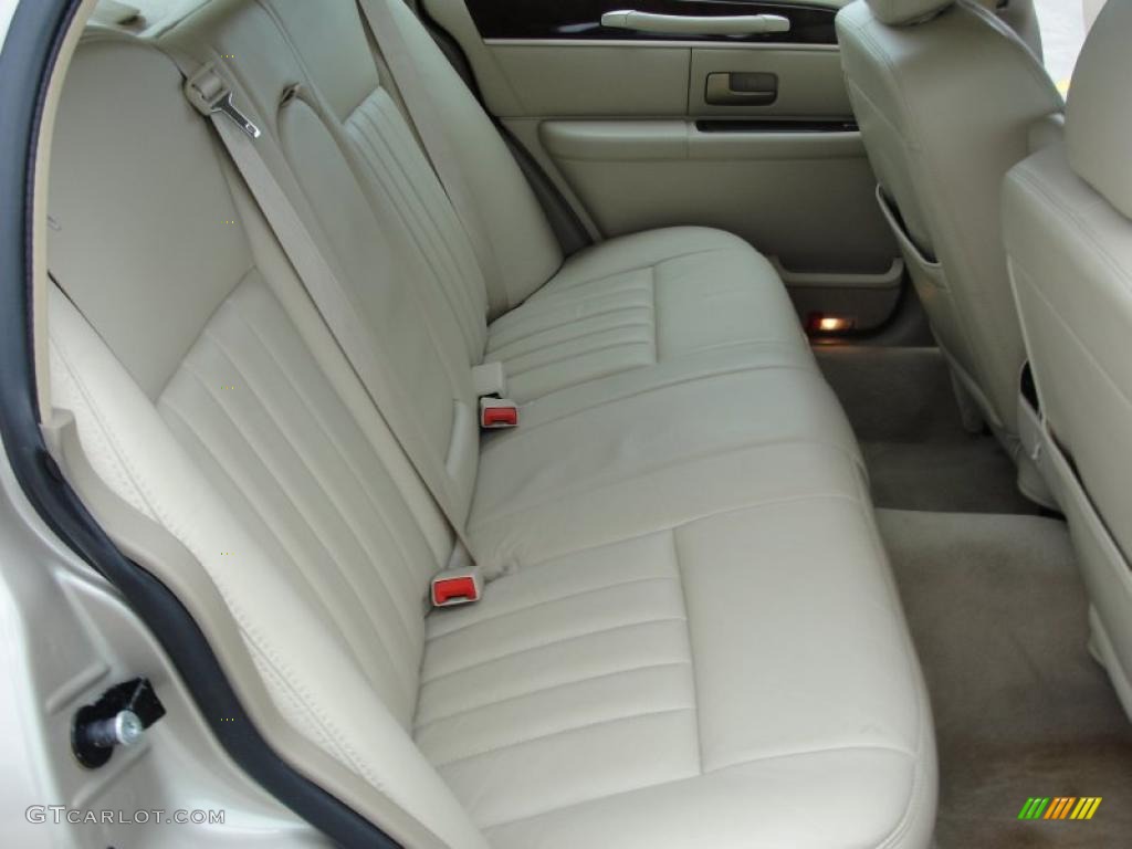 Light Camel Interior 2006 Lincoln Town Car Signature Photo #44678407