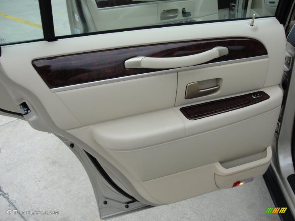 2006 Lincoln Town Car Signature Light Camel Door Panel Photo #44678439