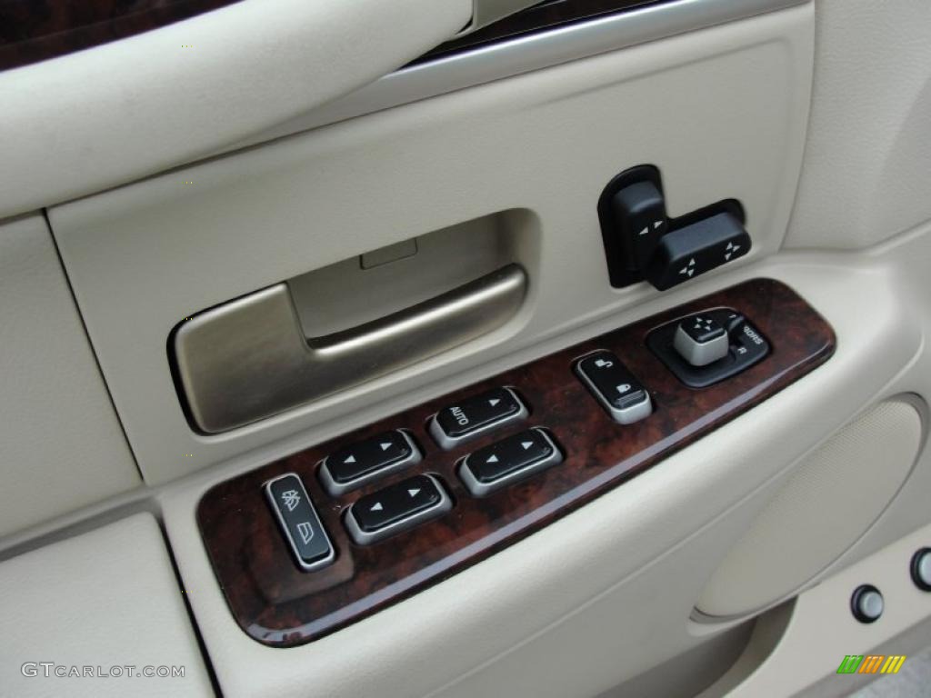 2006 Lincoln Town Car Signature Controls Photo #44678483