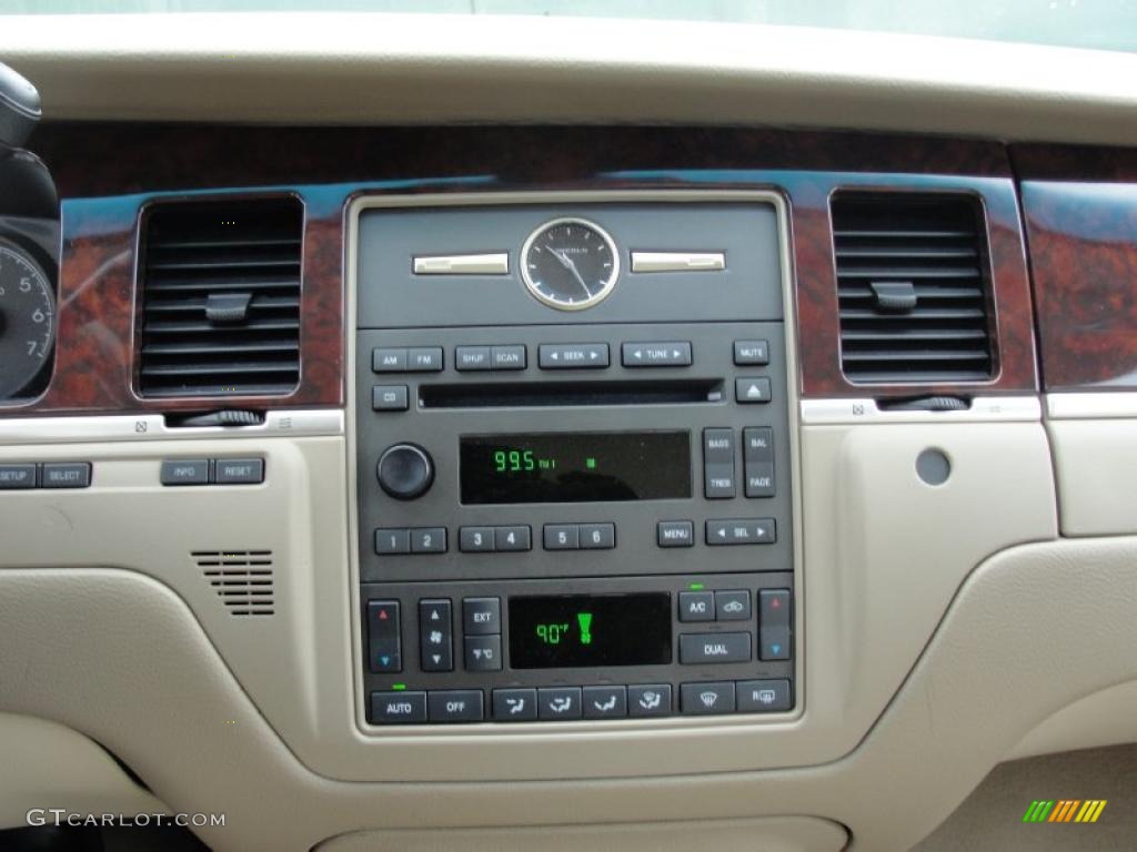 2006 Lincoln Town Car Signature Controls Photo #44678527