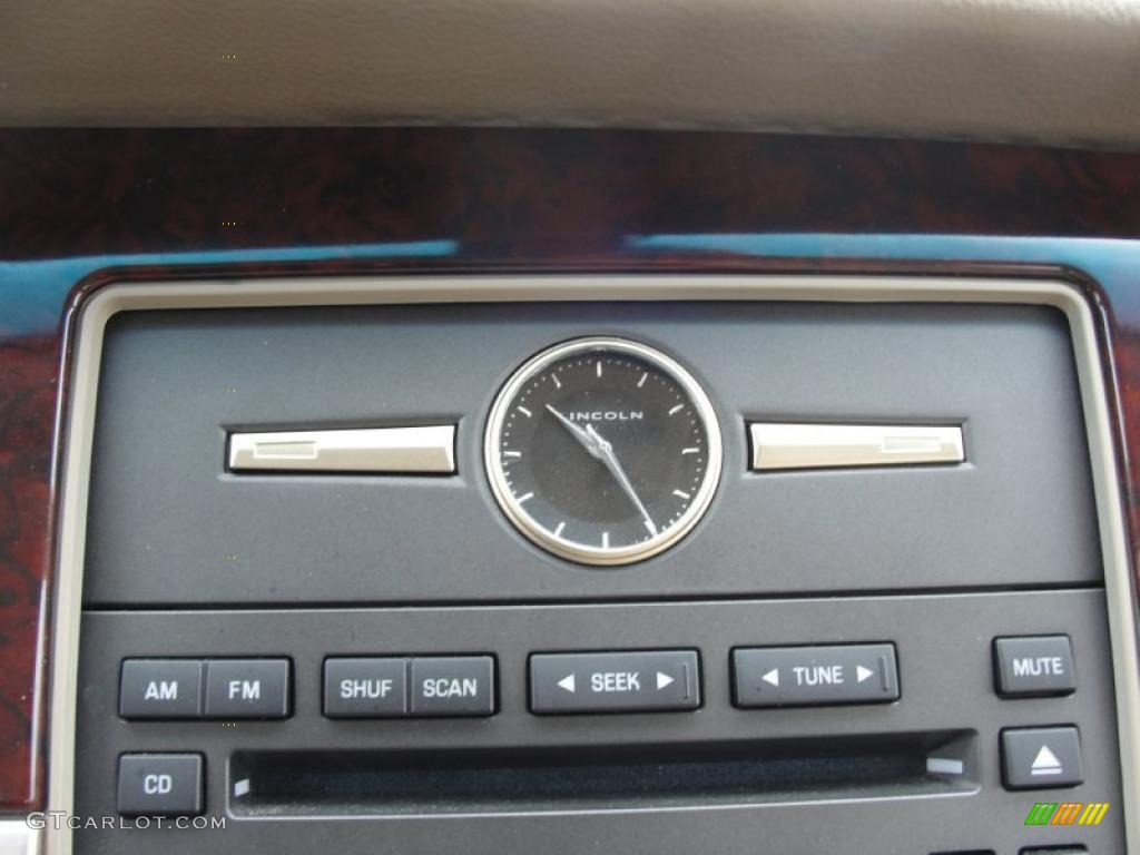2006 Lincoln Town Car Signature Controls Photo #44678547