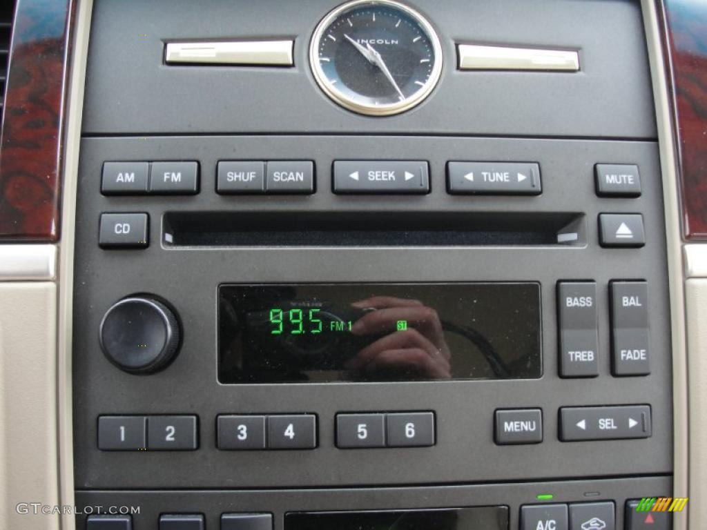 2006 Lincoln Town Car Signature Controls Photo #44678559