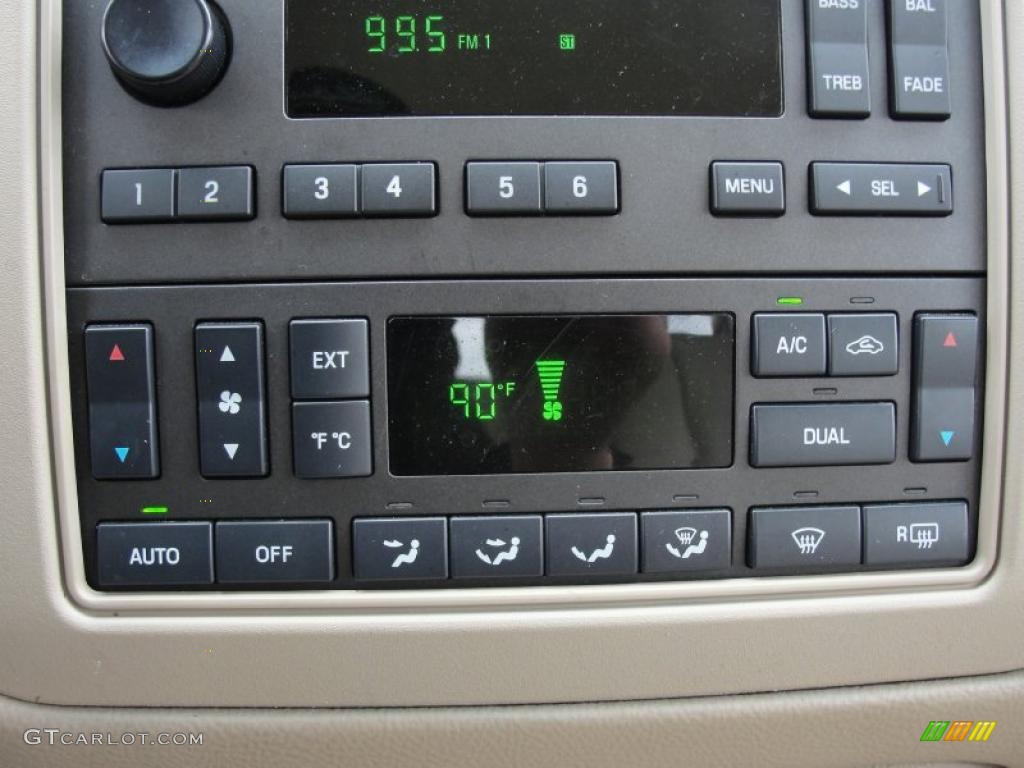2006 Lincoln Town Car Signature Controls Photo #44678573