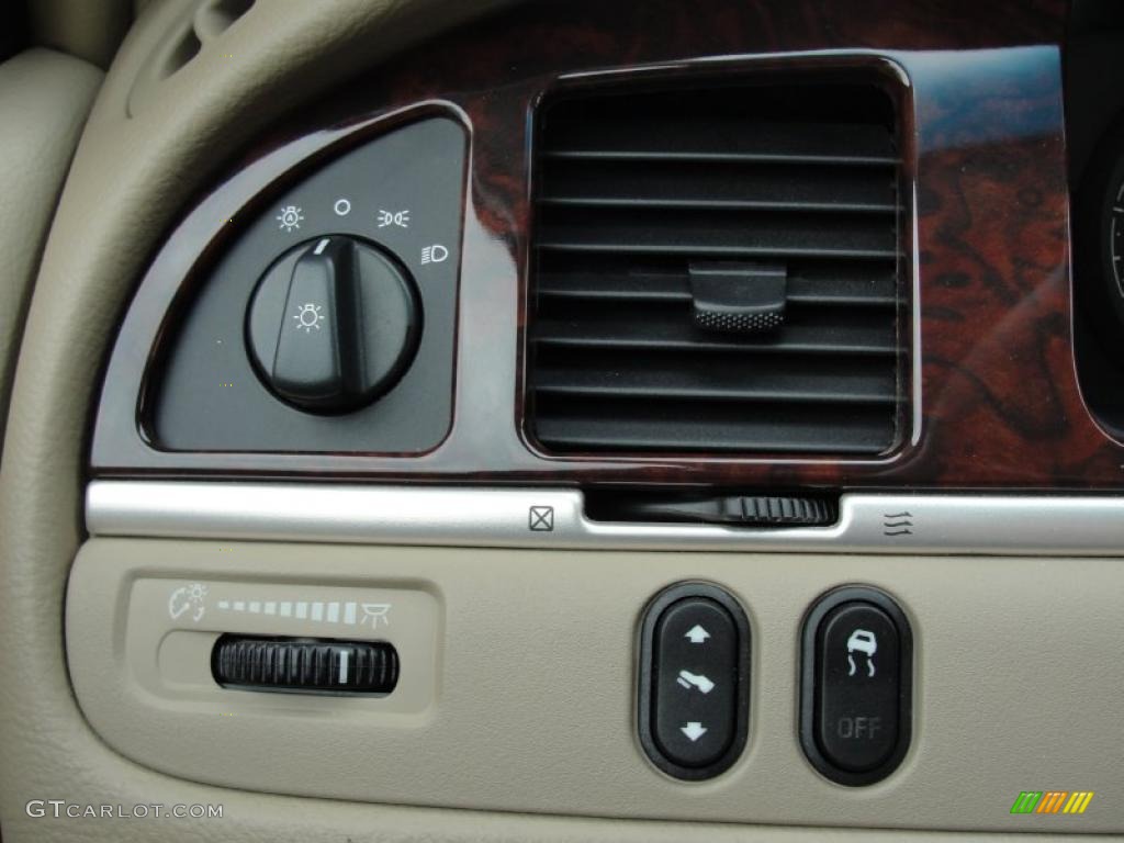 2006 Lincoln Town Car Signature Controls Photo #44678631