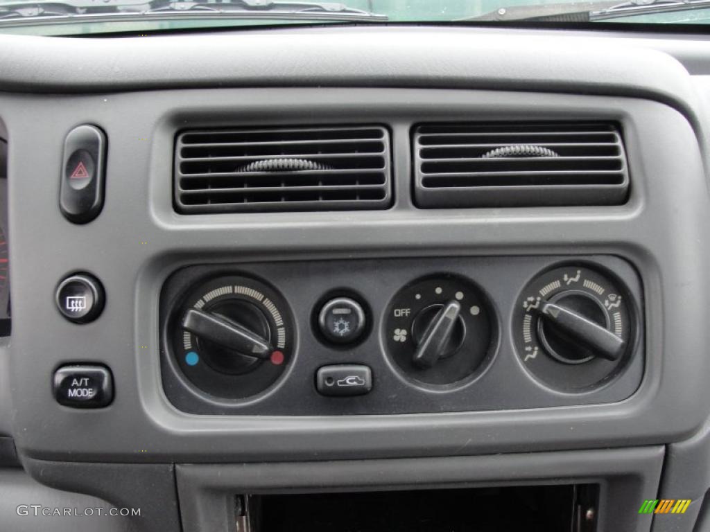2000 Mitsubishi Montero Sport ES Controls Photo #44679123