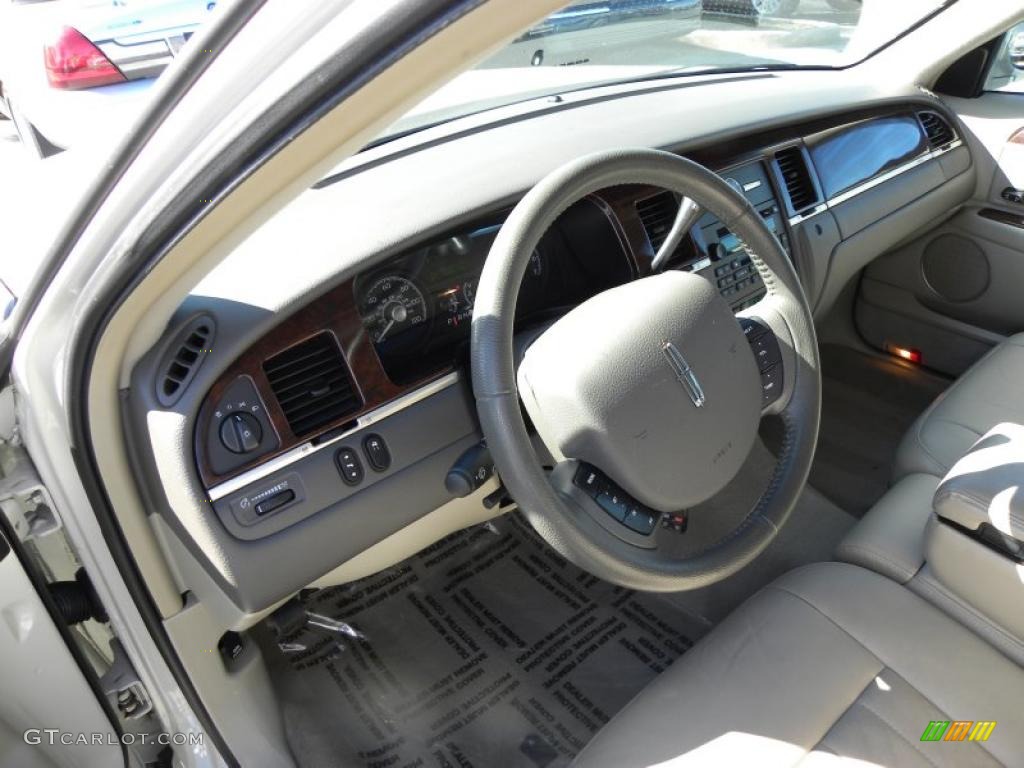 2006 Lincoln Town Car Signature Medium Light Stone Dashboard Photo #44688056