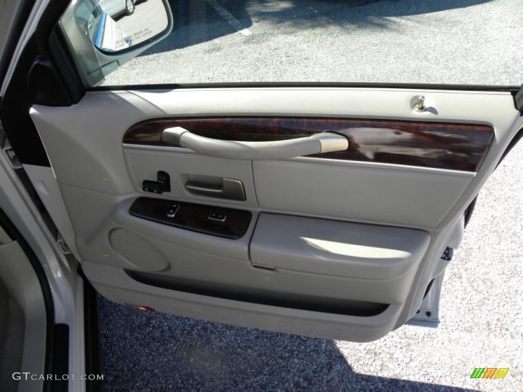 2006 Lincoln Town Car Signature Medium Light Stone Door Panel Photo #44688152