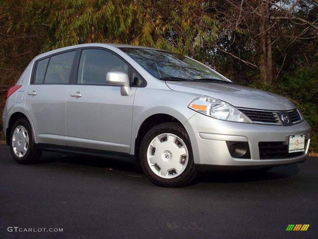 Brillant Silver Nissan Versa