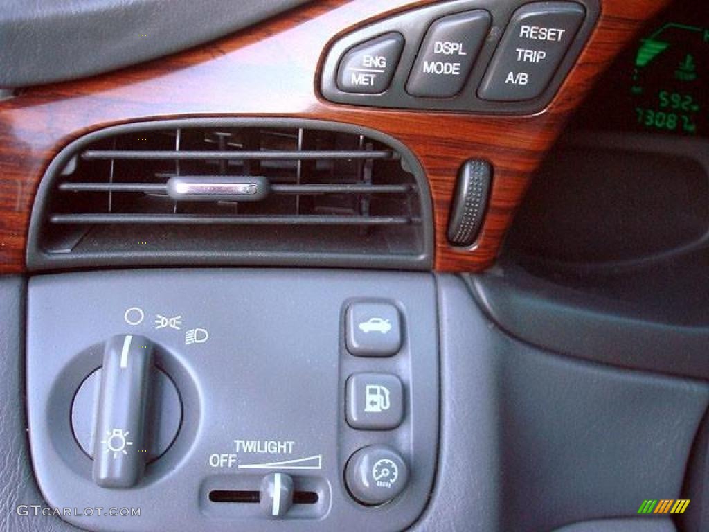 2005 Cadillac DeVille Sedan Controls Photo #44698441