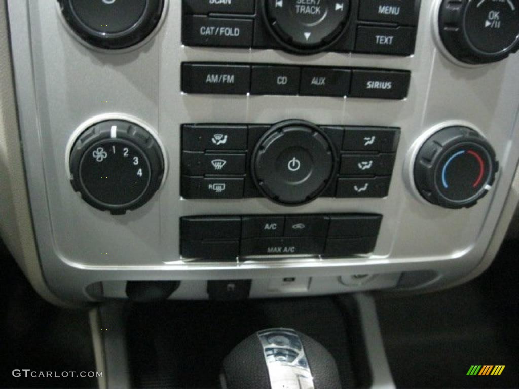 2010 Mercury Mariner V6 Controls Photo #44699689