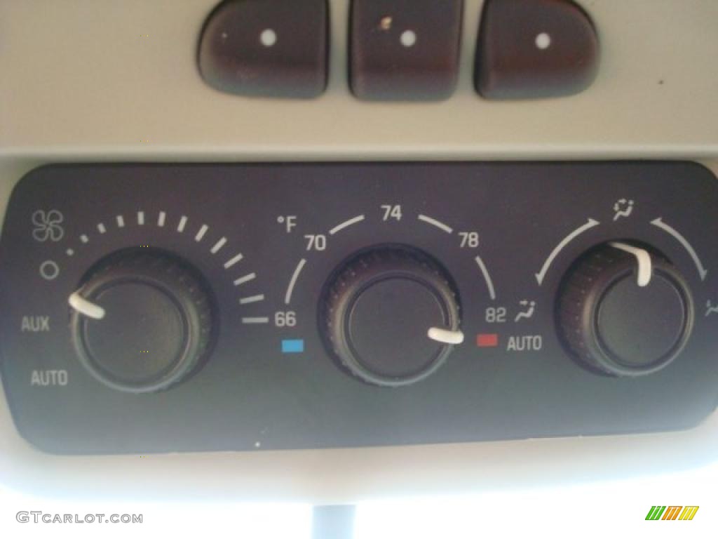 2005 Suburban 1500 Z71 - Silver Birch Metallic / Gray/Dark Charcoal photo #23