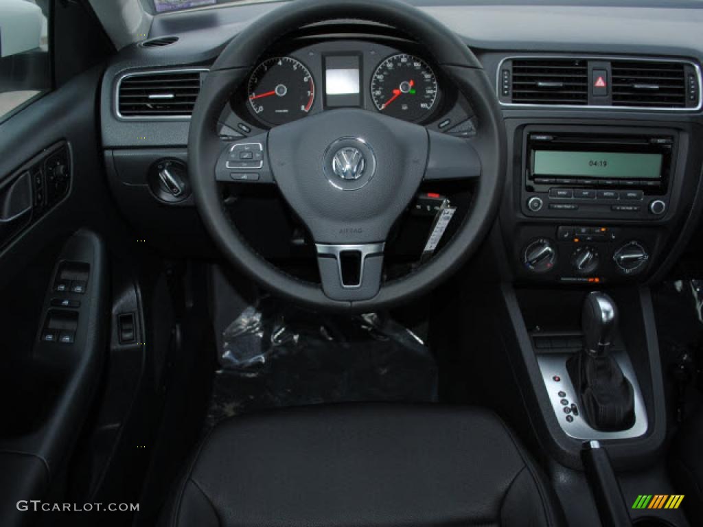 2011 Volkswagen Jetta SE Sedan Titan Black Dashboard Photo #44719016