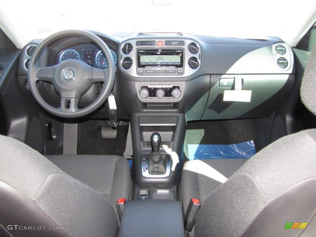 2011 Volkswagen Tiguan S Dashboard Photos