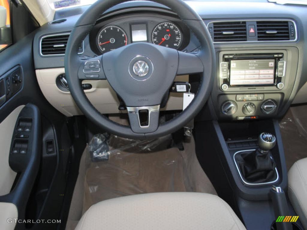 2011 Jetta SEL Sedan - Candy White / Cornsilk Beige photo #4