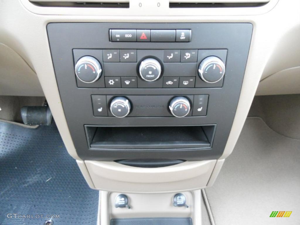 2011 Volkswagen Routan SE Controls Photo #44727661