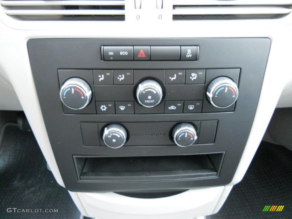 2011 Volkswagen Routan S Controls Photo #44727929
