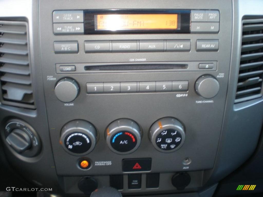 2005 Nissan Titan SE Crew Cab 4x4 Controls Photos