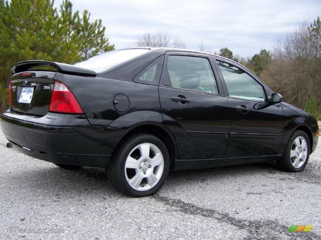 2005 Focus ZX4 SES Sedan - Pitch Black / Dark Flint/Light Flint photo #3