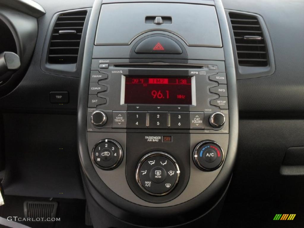 2010 Kia Soul + Controls Photo #44766164