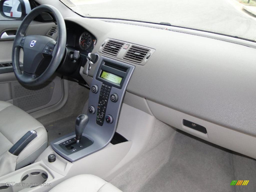 2007 Volvo S40 2.4i Dark Beige/Quartz Dashboard Photo #44773341