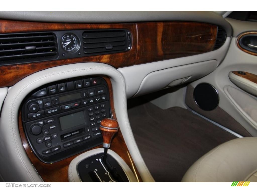 2000 Jaguar XJ XJ8 Controls Photo #44783458