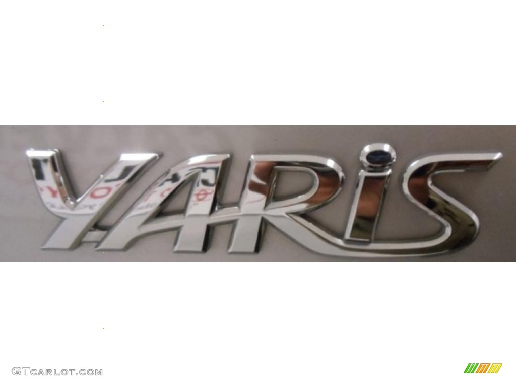 2010 Yaris Sedan - Silver Streak Mica / Dark Charcoal photo #20