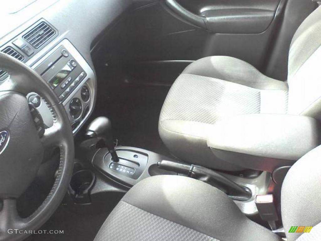 2006 Focus ZX5 SE Hatchback - Dark Toreador Red Metallic / Charcoal/Charcoal photo #13