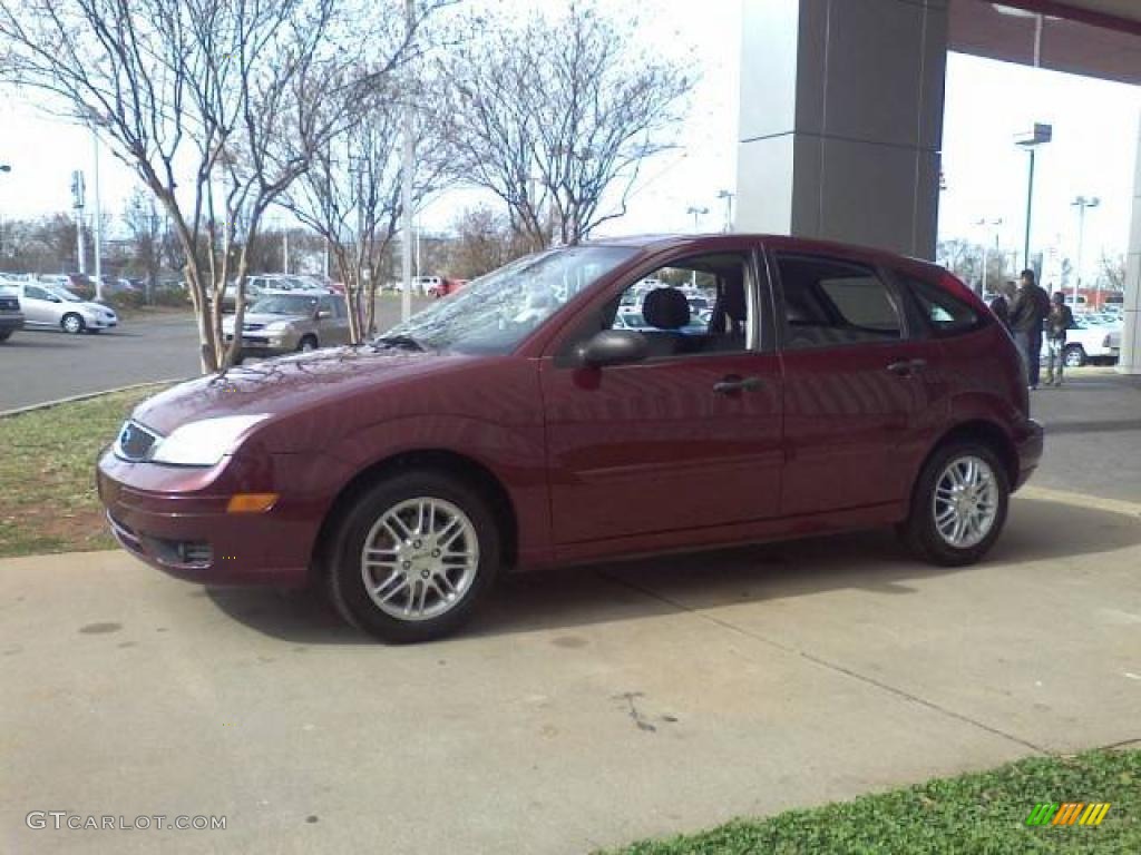 2006 Focus ZX5 SE Hatchback - Dark Toreador Red Metallic / Charcoal/Charcoal photo #18