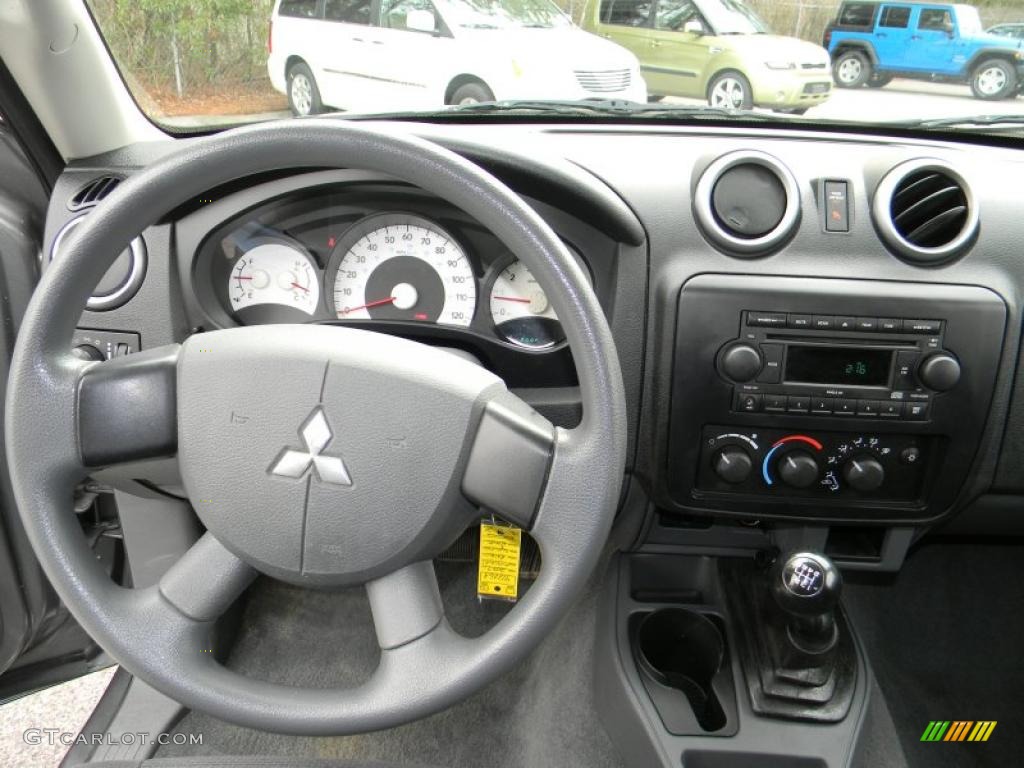 2007 Mitsubishi Raider LS Extended Cab Dashboard Photos